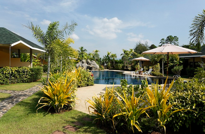 M/Y Genesis en Palm Garden Resort Khao Lak